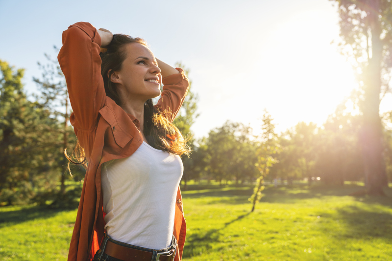 A woman experiencing the differences between detox vs. addiction treatment.